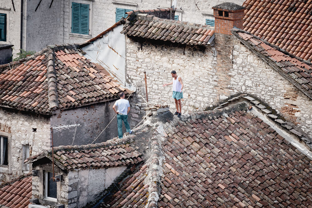 Zwei Männer auf dem Dach